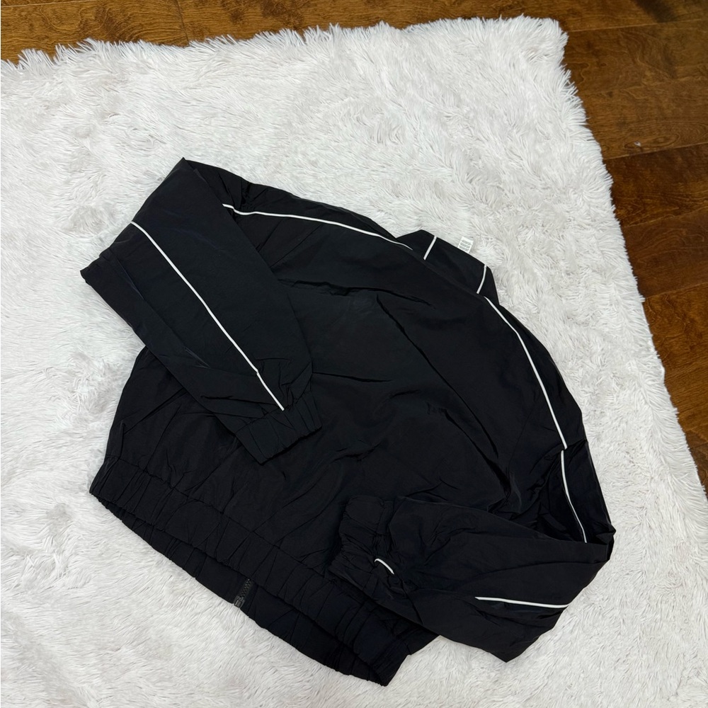 ALO Yoga Motivate Full Zip Up Jacket Black & White - Picture 7 of 12